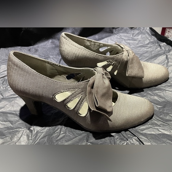 Naturalizer Bow Heels - Picture 4 of 6